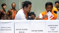 Mantan Menteri Sosial, Idrus Marham, turut menggunakan hak suaranya untuk mencoblos di Pemilu Serentak 2019.