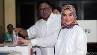 Ketua DPD RI Oesman Sapta Odang (OSO) memberikan suaranya dalam Pemilu 2019 bersama keluarganya, Rabu (17/4/2019).