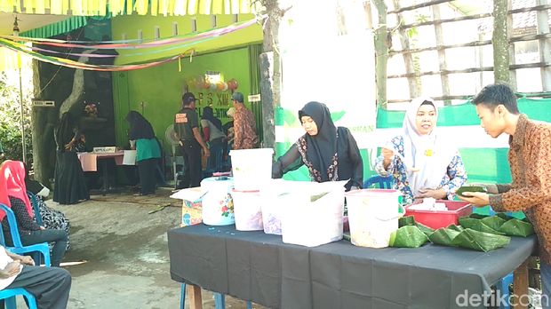 Yang usai mencoblos bisa menikmati sarapan pecel punten