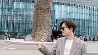 Ini gayanya saat berada di La Defense di Paris. (kimjuncotton/Instagram)