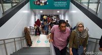 Suasana di Stasiun MRT Jakarta saat Ramai