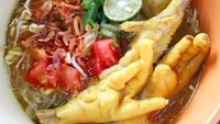 Selain ceker ayam, isian soto bisa irisan kol, tomat dan ditaburi bawang goreng. Sedap! Foto: Instagram @awied_dhya