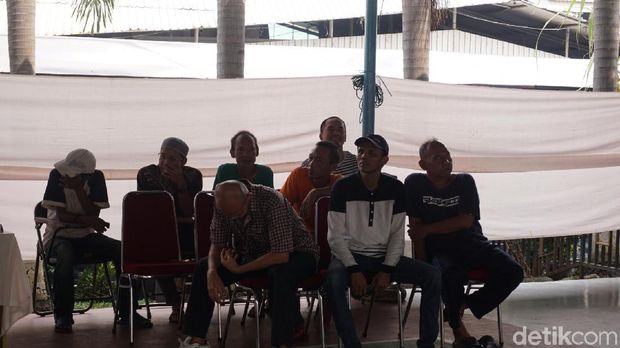 Bang Ipul tampak menunggu panggilan untuk mencoblos di LP Cipinang.