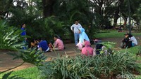 Tak sedikit juga pengunjung yang piknik di atas rumput. Padahal, seharusnya tidak boleh (Randy/detikcom)