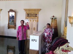 Sultan HB X Nyoblos Pertama di TPS 15 Panembahan Yogya