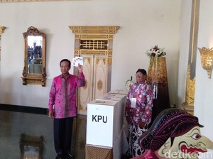 Sultan HB X Nyoblos Pertama di TPS 15 Panembahan Yogya