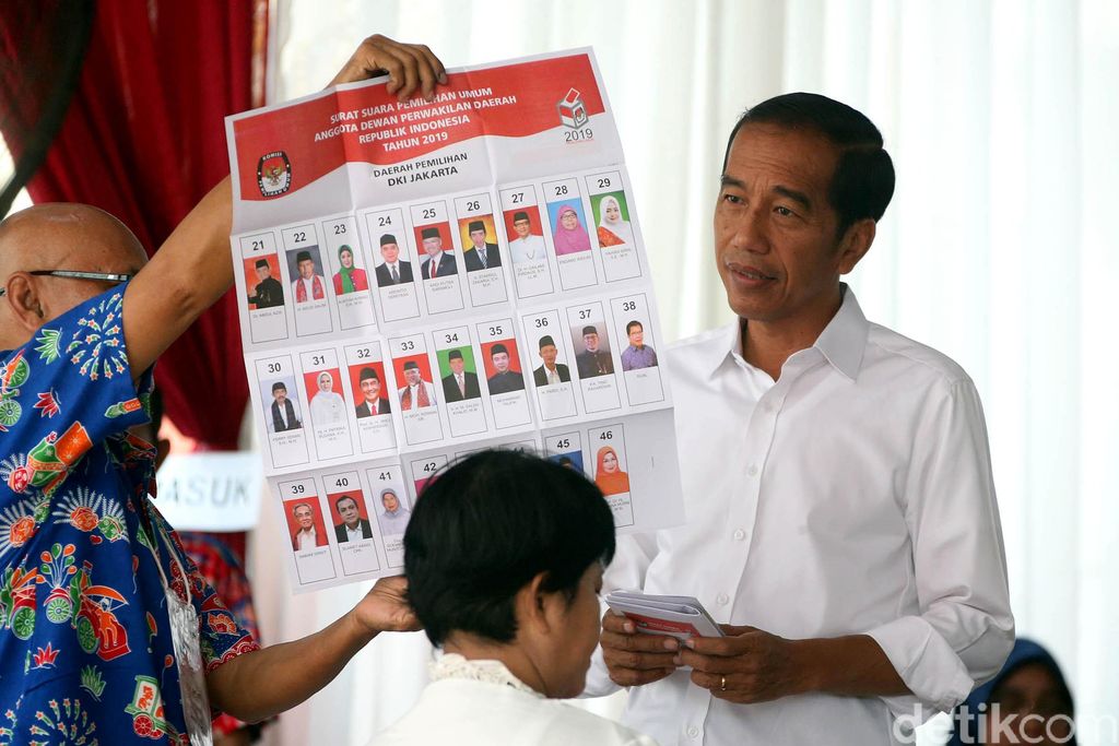 Capres petahana Joko Widodo (Jokowi) tiba di TPS 008 Gambir, Jakarta Pusat. Jokowi lantas masuk dan TPS dan melakukan pencoblosan.