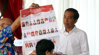 Jokowi tak langsung bisa mencoblos. Dia harus menunggu giliran terlebih dahulu, duduk di kursi yang sudah disediakan pihak TPS.