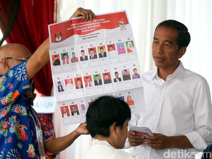 Capres petahana Joko Widodo (Jokowi) tiba di TPS 008 Gambir, Jakarta Pusat. Jokowi lantas masuk dan TPS dan melakukan pencoblosan.