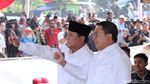 Jempol-Telunjuk Bertinta, Begini Gaya Prabowo Salam 2 Jari Usai Nyoblos