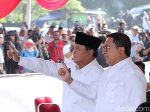 Nyoblos di TPS 41, Prabowo dan Fadli Zon Pose Dua Jari