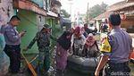 Pakai Perahu ke TPS, Warga Bandung Korban Banjir Antusias Mencoblos