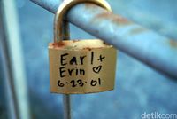 Gembok cinta bertuliskan nama pasangan (Wahyu Setyo/detikcom)