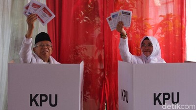 Momen Maruf Amin Saat Nyoblos di TPS 051