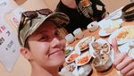 9 Bukti Kalau J-Hope BTS Suka Kulineran Bersama Sahabat