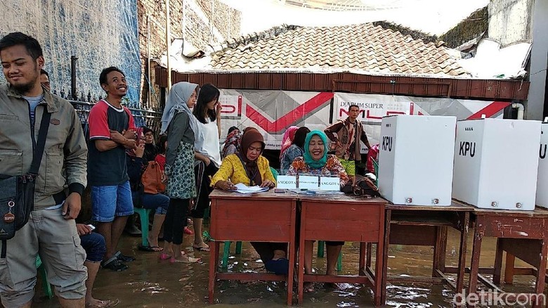 TPS di Tengah Genangan Air, Warga Terpaksa Basah-basahan TPS di Tengah Genangan Air, Warga Terpaksa Basah-basahan