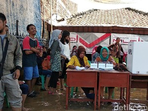 TPS di Tengah Genangan Air, Warga Terpaksa Basah-basahan