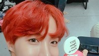 Melihat wajah J-Hope sudah pasti membuat banyak wanita salah fokus dengan mulus kulit wajahnya. Ia terlihat sambil memegang sebuah cupcakes enak. Foto: Instagram bts_jhope