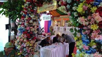 Dua TPS tersebut menarik para pemilih seolah datang ke pernikahan lengkap dengan suguhan makan atau snack.