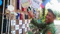 TPS itu dihiasi dengan anyaman bambu untuk menarik minat warga datang ke TPS.