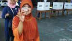 Senyum Cerah Warga Dapat Sekantong Cabai Usai Nyoblos