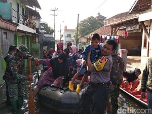 Aparat Siapkan 15 Perahu Bantu Korban Banjir Bandung ke TPS
