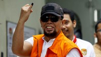 Seorang tahanan KPK menunjukkan jari kelingkingnya yang telah dicelupkan tinta usai mencoblos.