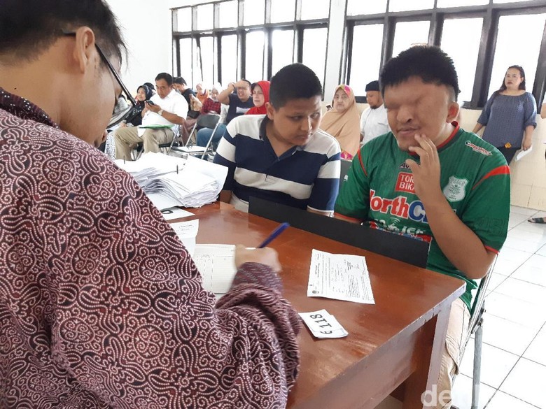 Mantap! Penyandang Disabilitas Antusias Nyoblos di TPS Wyataguna Mantap! Penyandang Disabilitas Antusias Nyoblos di TPS Wyataguna