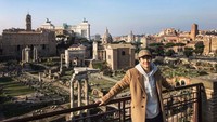 Tak cuma Venesia, Suho juga berfoto dengan latar The Roman Forum di Roma. (kimjuncotton/Instagram)