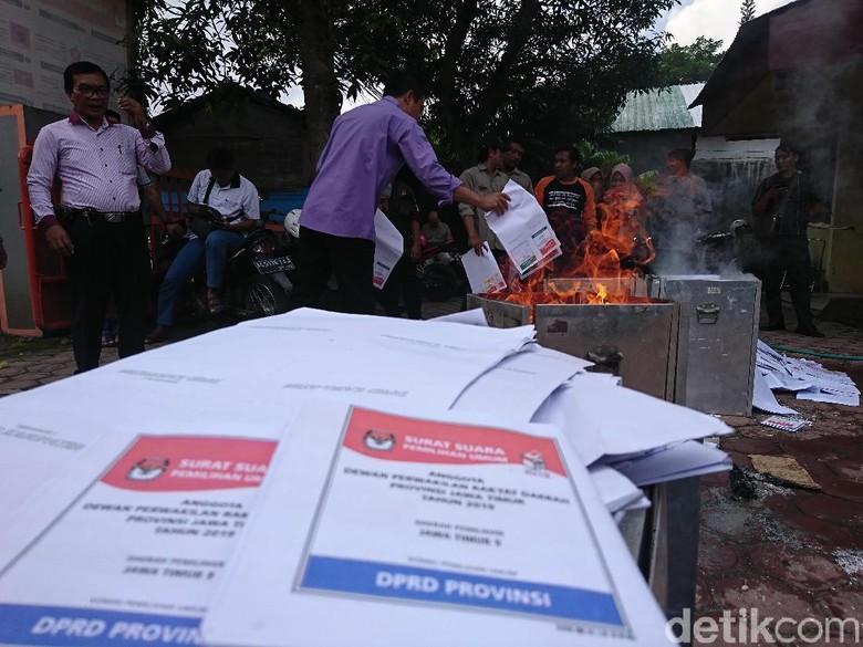 KPU Trenggalek Musnahkan Ribuan Surat Suara KPU Trenggalek Musnahkan Ribuan Surat Suara