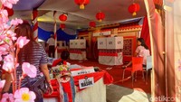 Mulai dari hiasan lampion, pernak-pernik serba merah hingga motif lukisan menghiasi di bagian dalam TPS.