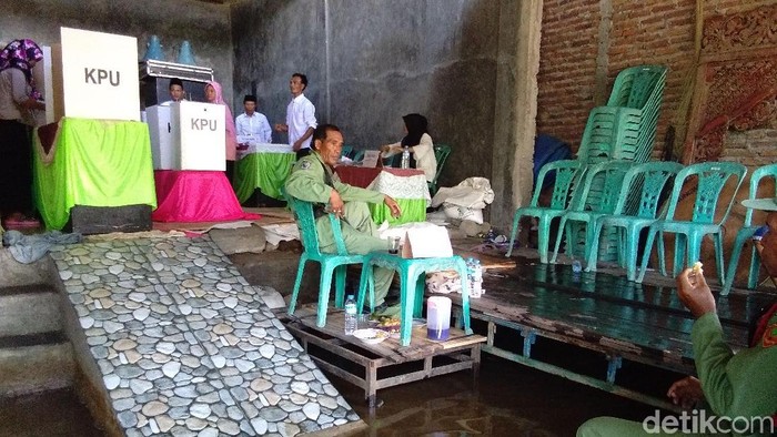 Warga Demak Tetap Semangat Nyoblos Meski TPS Banjir