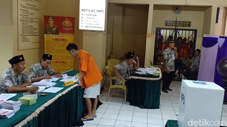 Napi Teroris Ikut Nyoblos di TPS Rutan Polda Metro, Densus Siaga Napi Teroris Ikut Nyoblos di TPS Rutan Polda Metro, Densus Siaga