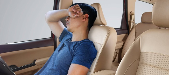 Tidur di mobil
