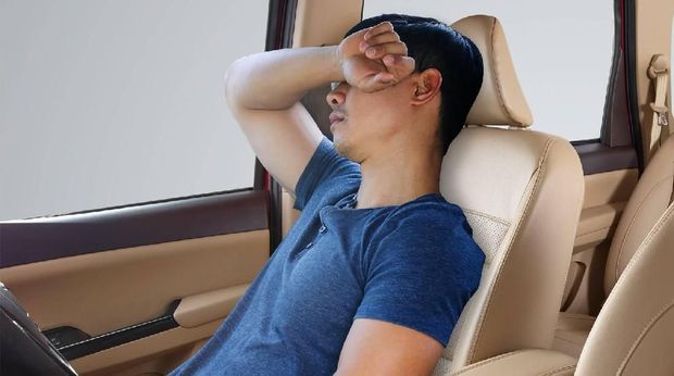 Tidur di mobil