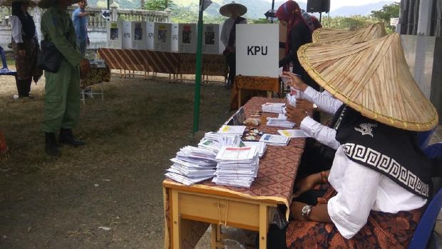 TPS Unik di Penjuru RI, dari Busana Horor hingga Berbaju Petani