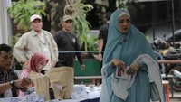Mulaan Jameela memasuki TPS untuk menyumbangkan suaranya. Foto: Hanif Hawari