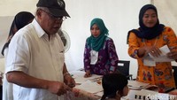 Menteri PUPR Basuki Hadimuljono menunaikan hak pilihnya dalam Pemilu 2019 di TPS 001, Senayan, Kebayoran Baru, Jakarta Selatan. Eduardo Simorangkir/detikcom.
