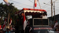 Massa juga membawa pengeras suara.