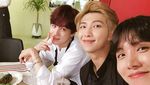 9 Bukti Kalau J-Hope BTS Suka Kulineran Bersama Sahabat