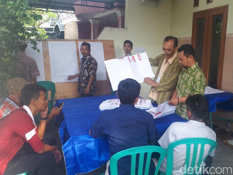 Jokowi-Maruf Menang Mutlak di TPS Bupati dan Wabup Bojonegoro Jokowi-Maruf Menang Mutlak di TPS Bupati dan Wabup Bojonegoro