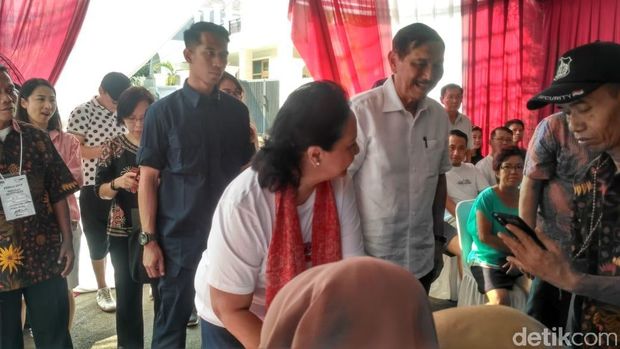 Luhut Nyoblos Bareng Keluarga di TPS Kuningan Jakarta
