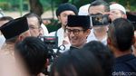 Gaya Sandiaga Uno Saat Antre Untuk Nyoblos