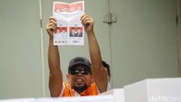 Seorang tahanan KPK nampak antusias menggunakan hak suaranya untuk mencoblos di Rutan KPK, Jakarta, Rabu (17/4/2019).