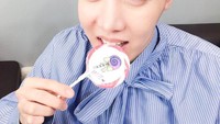 Lolipop pun jadi makanan yang ia santap saat sedang menunggu atau sekedar ingin menikmati makanan manis. Foto: Instagram bts_jhope
