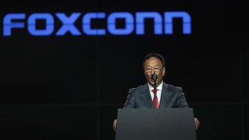 Terry Gou adalah pemilik Foxconn yang merupakan manufaktur elektronik terbesar di dunia. Seperti diketahui, Apple mempercayakan perakitan iPhone dan gadgetnya yang lain kepada Foxconn. Tak heran berkat sukses Foxconn, Terry termasuk orang terkaya di dunia, harta terakhirnya di kisaran USD 7,6 miliar.Foto: Reuters