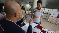 Pasien lainnya memilih di TPS 34 RS Cipto Mangunkusumo, Jakarta, Rabu (17/7/2019).