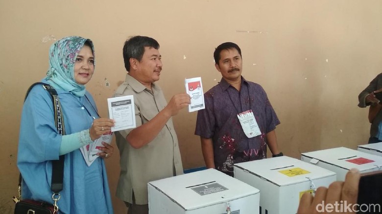 Beda Pilihan Presiden, Bupati Garut dan Istri Akur Nyoblos Bareng Beda Pilihan Presiden, Bupati Garut dan Istri Akur Nyoblos Bareng
