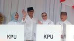 Gaya Salam Dua Jari Sandi dan Istri