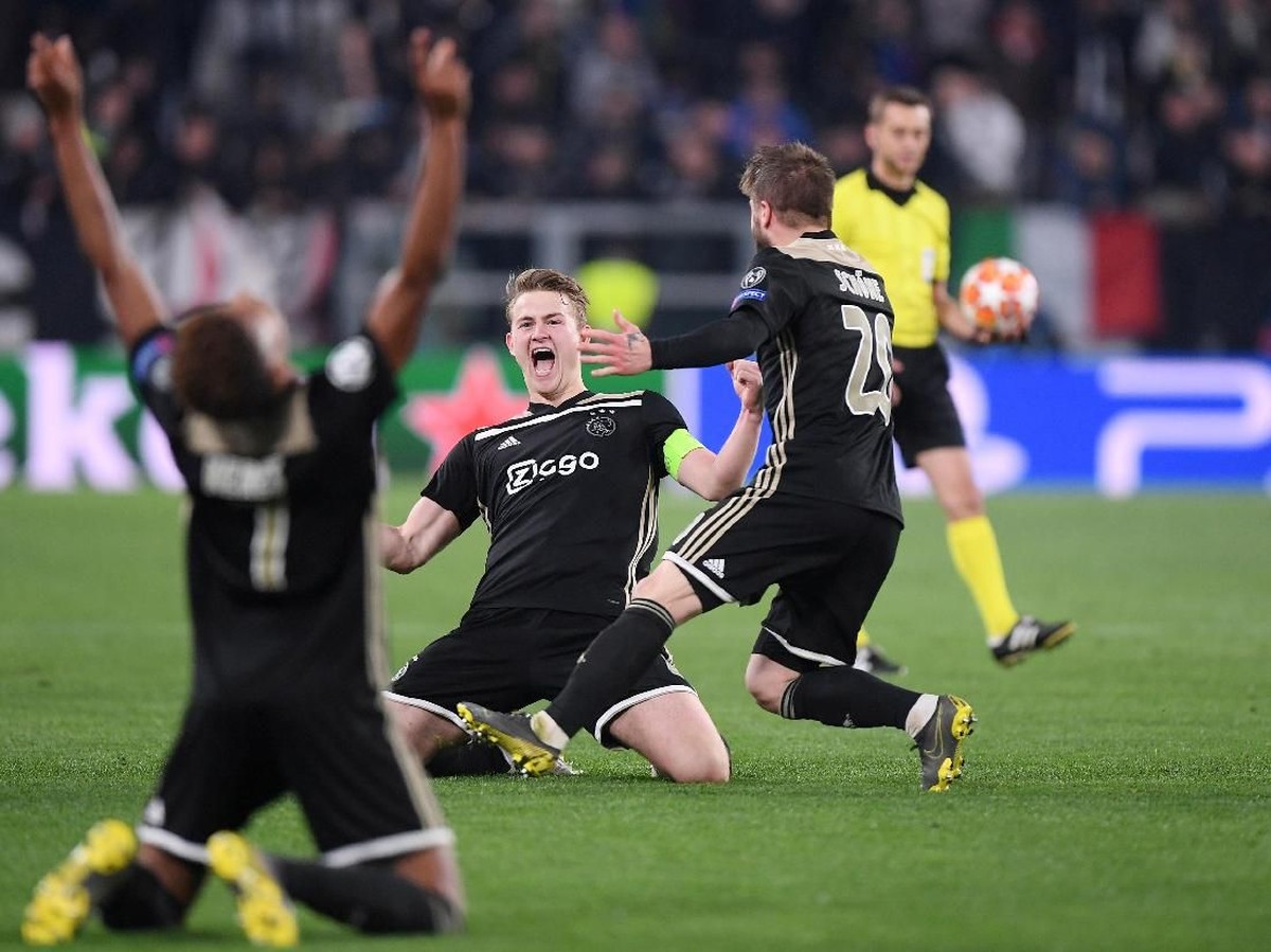Pemain Ajax Amsterdam,  Matthijs de Ligt, merayakan kelolosan ke semifinal Liga Champions. (Foto: Alberto Lingria/Reuters)